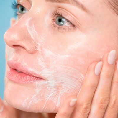 The Skinsheet Cleansing Coins gently remove cleanser, makeup, skincare formulas, as well as dirt, sweat and environmental pollution collected throughout the day.